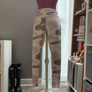 EUC JOYLAB CREAM CAMO LEGGINGS - XXL